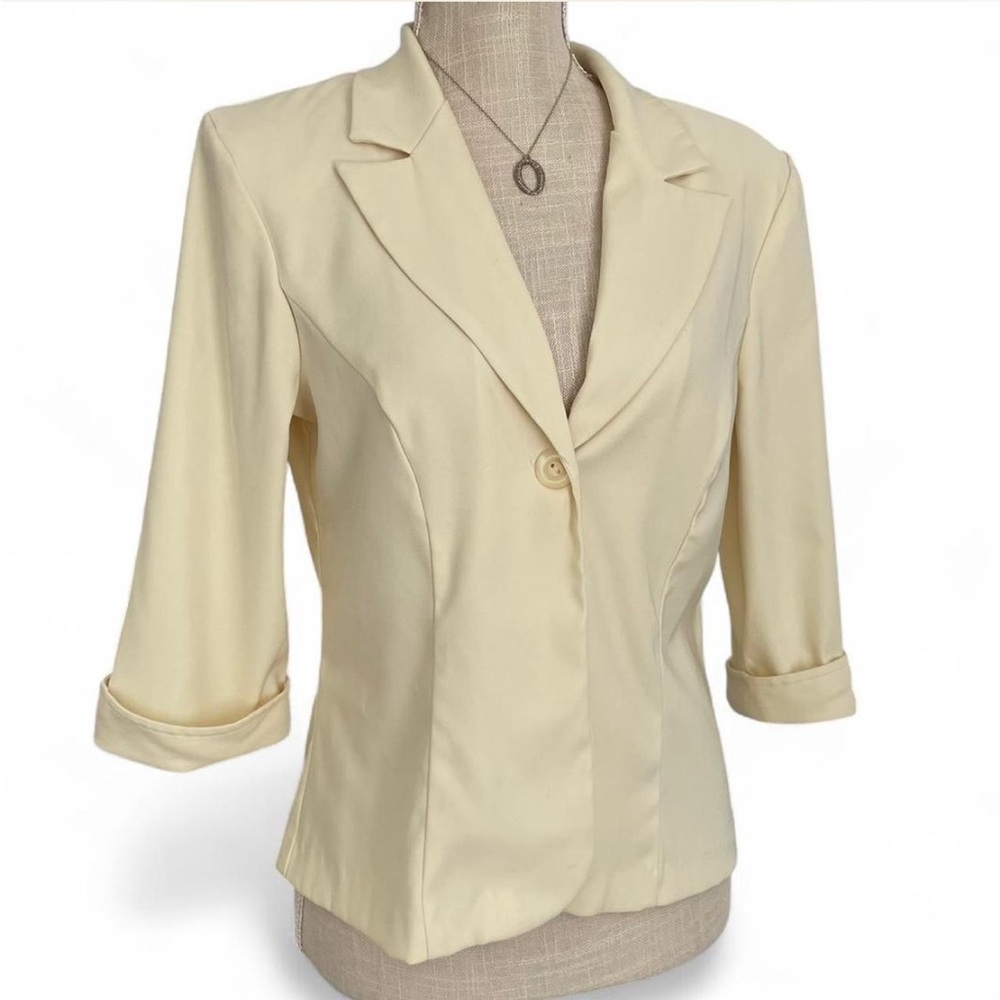 Butter Yellow 🧈 Vintage 90s blazer